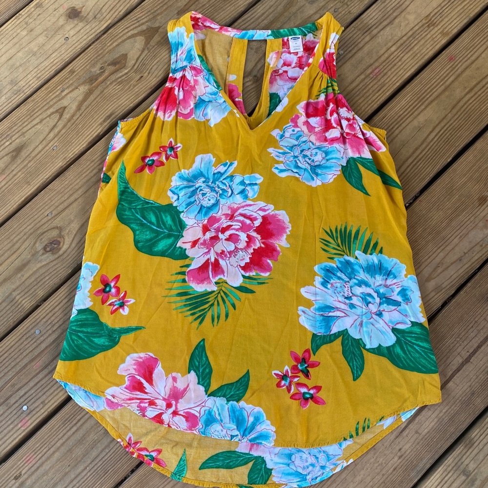 M old navy tropical design sleeveless floral shirt